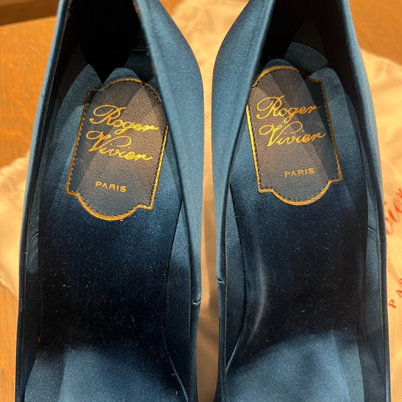 NEW Roger Vivier Trompette Crystal-embellished Satin Pumps - Picture 7 of 9